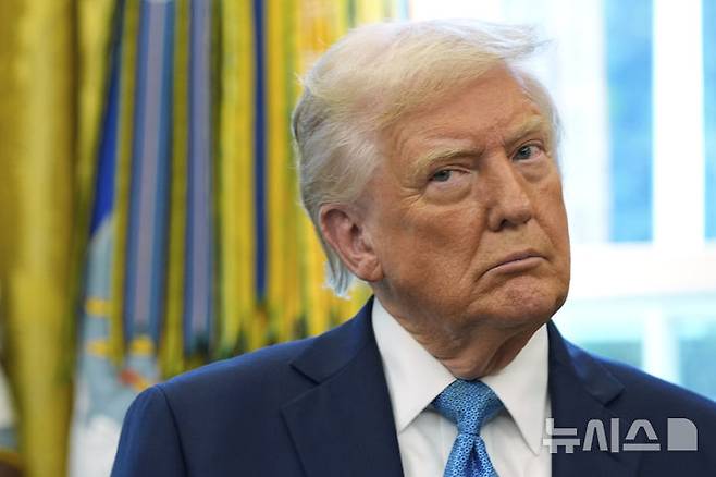 [워싱턴=AP/뉴시스] 도널드 트럼프 미국 대통령이 22일(현지 시간) 워싱턴 백악관 집무실에서 폴 앳킨스 증권거래위원장 임명식에 참석해 있다. 2025.04.23.