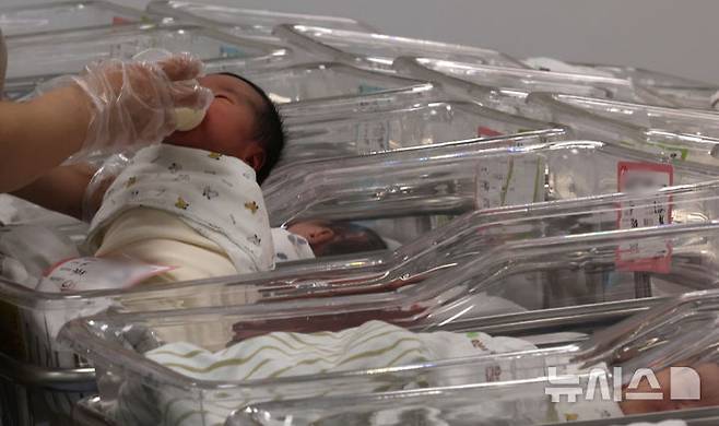 [인천=뉴시스] 26일 인천 미추홀구 아인병원 신생아실에서 간호사가 신생아들을 돌보고 있다. 2025.02.26. amin2@newsis.com