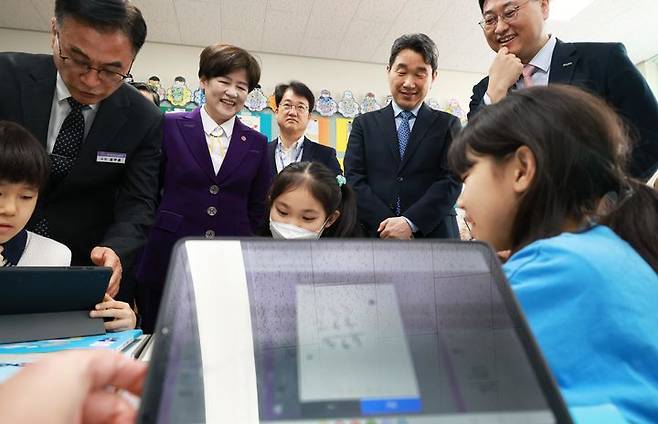 [서울=뉴시스] 이주호 사회부총리 겸 교육부 장관이 지난 10일 대구 용계초등학교를 방문해 인공지능 디지털교과서(AIDT) 활용 수업을 참관하는 모습. (사진=교육부 제공) 2025.04.10. photo@newsis.com *재판매 및 DB 금지