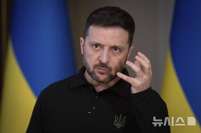 [키이우=AP/뉴시스] 볼로디미르 젤렌스키 우크라이나 대통령이 지난 17일(현지 시간) 우크라이나 키이우에서 기자회견하고 있다. 2025.04.23.