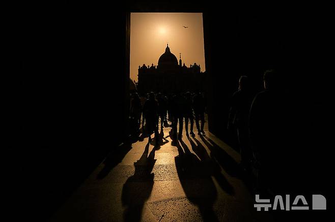 [바티칸=AP/뉴시스] 22일(현지 시간) 바티칸 성 베드로 광장 주변에서 사람들이 걸어가고 있다. 바티칸은 프란치스코 교황의 장례식을 오는 26일 오전 10시(한국 시간 오후 5시) 거행하기로 하고, 교황의 시신이 안치된 관이 성 베드로 대성당으로 옮겨지는 23일부터 일반 신자들의 공개 조문을 받기로 했다. 2025.04.23.