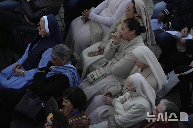 [바티칸=AP/뉴시스] 22일(현지 시간) 바티칸 성 베드로 광장에서 프란치스코 교황을 추모하는 묵주 기도회가 열려 참석자들이 기도하고 있다. 바티칸은 프란치스코 교황의 장례식을 오는 26일 오전 10시(한국 시간 오후 5시)에 거행하기로 하고, 교황의 시신이 안치된 관이 성 베드로 대성당으로 옮겨지는 23일부터 일반 신자들의 공개 조문을 받기로 했다. 2025.04.23.
