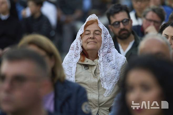 [바티칸=AP/뉴시스] 22일(현지 시간) 바티칸 성 베드로 광장에서 프란치스코 교황을 추모하는 묵주 기도회가 열려 참석자들이 기도하고 있다. 바티칸은 프란치스코 교황의 장례식을 오는 26일 오전 10시(한국 시간 오후 5시)에 거행하기로 하고, 교황의 시신이 안치된 관이 성 베드로 대성당으로 옮겨지는 23일부터 일반 신자들의 공개 조문을 받기로 했다. 2025.04.23.