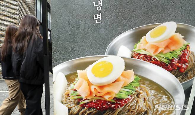 [서울=뉴시스] 서울 중구 명동의 한 식당에 냉면 메뉴 안내 그림이 걸려 있다. photo@newsis.com