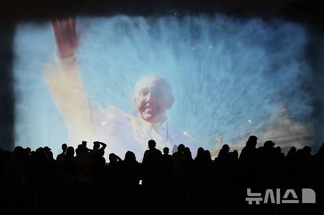 [리마=AP/뉴시스] 지난 21일(현지 시간) 페루 리마의 매직 워터 서킷 분수에 투영된 고(故) 프란치스코 교황의 사진. 청빈한 삶을 살았던 교황이 남긴 전 재산은 100달러뿐이었다. 2025.04.23.