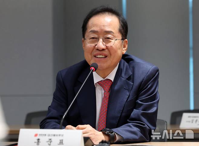 [서울=뉴시스] 이영환 기자 = 홍준표 제21대 대통령 선거 국민의힘 경선 후보가 22일 오후 서울 용산구 대한의사협회 대회의실에서 김택우 대한의사협회 회장 등과 간담회를 하고 있다. 2025.04.22. 20hwan@newsis.com