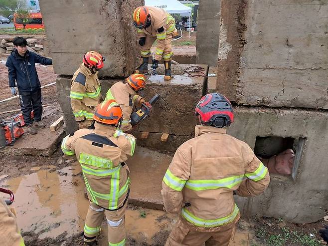 [전주=뉴시스] 전북특별자치도소방본부는 전남 옛 장흥교도소 부지에서 '2분기(4~6월) 호남권역 특수대응단 통합대응 합동훈련'을 실시했다고 23일 밝혔다. 지난 22일 전남 옛 장흥교도소 부지에서 전북119특수대응단원이 훈련을 진행하고 있다. (사진=전북도소방본부 제공) 2025.04.23. photo@newsis.com *재판매 및 DB 금지