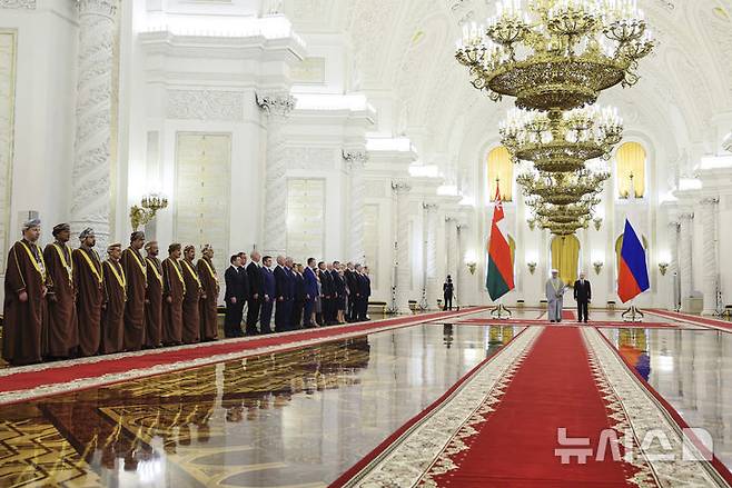 [모스크바=AP/뉴시스] 블라디미르 푸틴 러시아 대통령(오른쪽)과 하이삼 빈 타리크 알사이드 오만 술탄이 22일(현지 시간) 러시아 모스크바 크렘린궁 대궁전에서 회담에 앞서 공식 환영식에 참석하고 있다. 양측은 수교 40년 만에 첫 대면 정상회담을 했다. 2025.04.23.