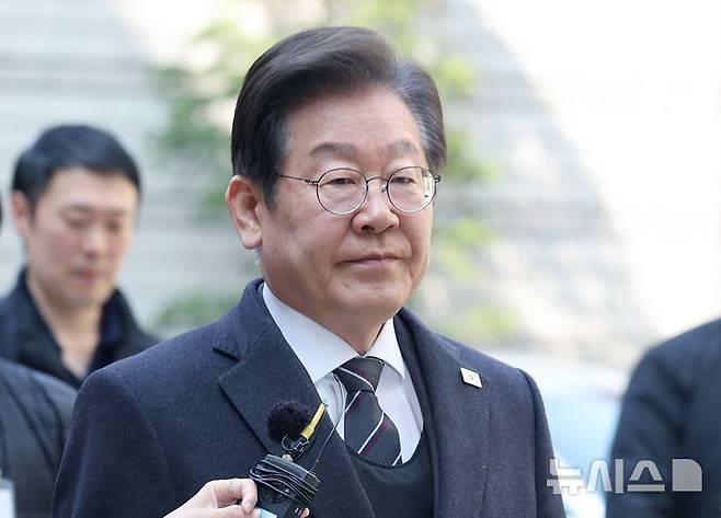 [서울=뉴시스] 더불어민주당 이재명 전 대표가 지난 1일 서울 서초구 서울중앙지법에서 열린 대장동 배임 및 성남FC 뇌물 의혹 공판에 출석하고 있다. (사진=뉴시스 DB). photo@newsis.com