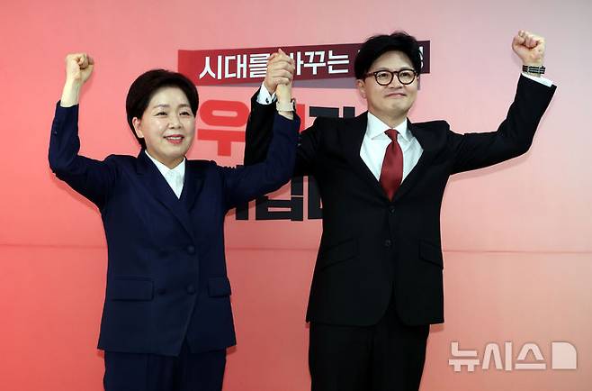 [서울=뉴시스] 조성봉 기자 = 한동훈 제21대 대통령 선거 국민의힘 경선 후보와 1차 경선에서 컷오프된 양향자(왼쪽) 후보가 23일 오후 서울 여의도 캠프 사무실에서 손을 잡고 기념촬영을 하고 있다. 이날 양 후보는 한동훈 후보 지지를 선언했다. 2025.04.23.suncho21@newsis.com