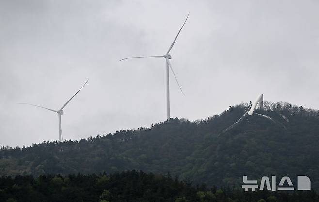 [화순=뉴시스] 김혜인 기자 = 23일 오후 전남 화순군 도암면 우치리 화학산 정상부에 지어진 127m길이의 4.7MW급 풍력발전기가 꺾여있다. 지난 21일 금성산 풍력발전 단지에 세워진 풍력발전기 11기 중 11번째 발전기가 쓰러진 것과 관련해 사고기의 시공·제조사 관계자들이 사고 원인을 밝히기 위해 현장 조사를 진행하고 있다. 2025.04.23. hyein0342@newsis.com
