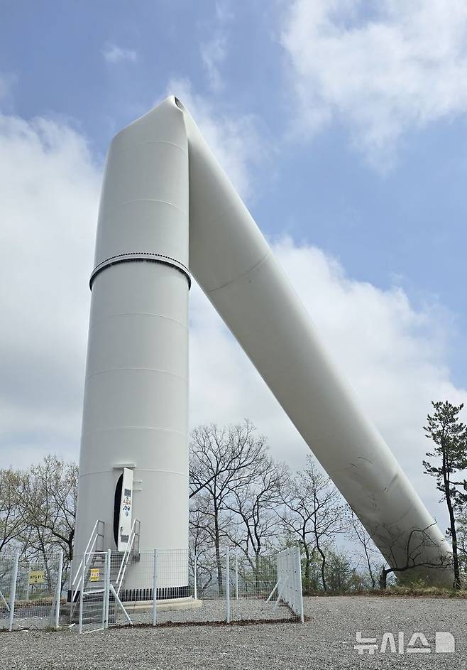 [화순=뉴시스] 21일 오전 2시50분께 화순군 화학산 중턱에 설치된 한 풍력발전소에서 높이 127m 풍력발전기 한 대가 쓰러졌다. (사진 = 독자 제공) 2025.04.21. photo@newsis.com. *재판매 및 DB 금지