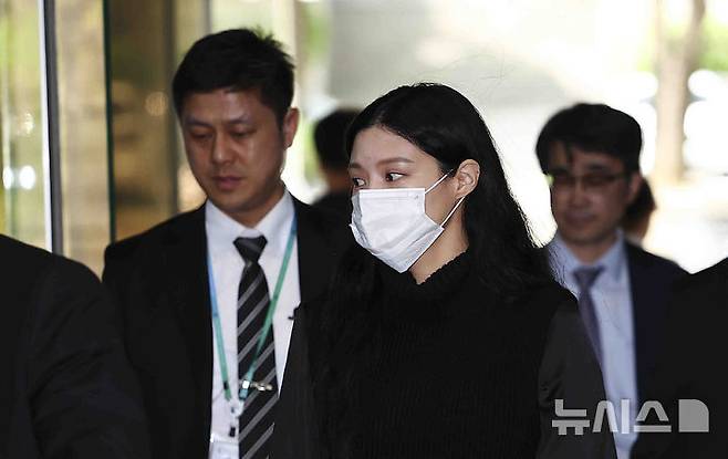 [서울=뉴시스] 김근수 기자 = 입시비리 혐의로 1심에서 벌금형을 선고받은 조국혁신당 조국 전 대표의 딸 조민이 23일 서울 서초구 서울중앙지방법원에서 열린 2심 선고공판에 출석하고 있다. 2025.04.23. ks@newsis.com