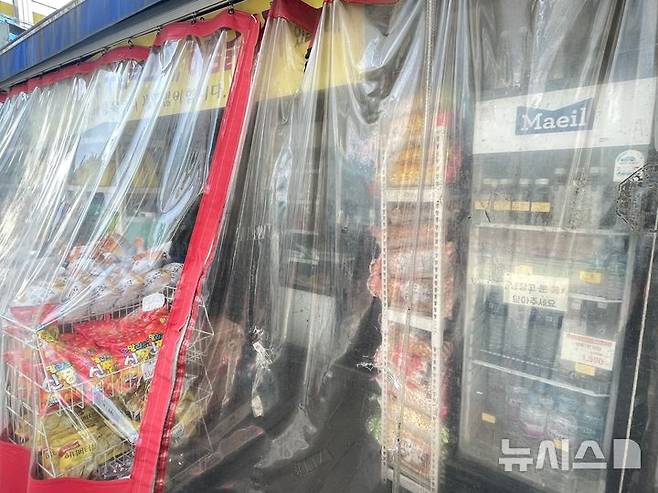 [서울=뉴시스] 권도인 인턴기자 = 23일 오전 서울 강북구 미아동의 한 마트의 문이 방수 천막으로 닫혀 있다. 서울 강북경찰서는 전날 살인 혐의로 30대 남성 A씨를 현행범 체포해서 조사하고 있다. A씨가 해당 마트에 들어가 행인 등 2명에게 흉기를 휘두른 탓에 60대 여성이 심정지 상태로 병원에 이송됐으나 결국 사망했다. 인근에 있던 40대 여성은 부상했지만 생명에는 지장은 없는 것으로 확인됐다. 2025.04.23. photo@newsis.com