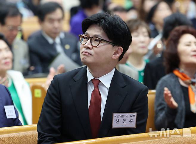 [서울=뉴시스] 김금보 기자 = 한동훈 제21대 대통령 선거 국민의힘 경선 후보가 23일 오전 서울 여의도순복음교회에서 열린 '2025 한국기독교 140주년 기념예배'에서 주위를 둘러보고 있다. 2025.04.23. kgb@newsis.com