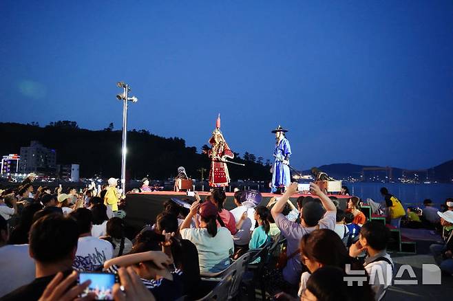 [거제=뉴시스] 신정철 기자= 거제시는 ‘뮤지컬 옥포해전&해상불꽃전투’가 2025년 경남도 지역대표공연예술제 지원사업에 선정됐다고 23일 밝혔다.사진은 지난해 뮤지컬 공연 모습.(사진=뉴시스DB).2025.04.23. sin@newsis.com