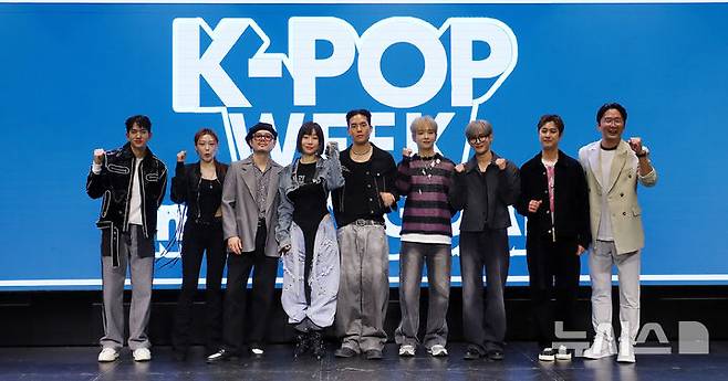 [서울=뉴시스] 김혜진 기자 = 가수 류필립(왼쪽부터), 군조크루, 김시훈, 강현우, 양승호, 윤형빈이 23일 오후 서울 마포구 H-스테이지에서 열린 'K팝 위크 인 홍대' 기자간담회에서 포즈를 취하고 있다. 2025.04.23. jini@newsis.com