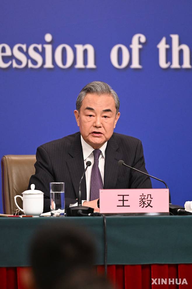 [베이징=신화/뉴시스] 왕이 중국 공산당 중앙정치국 위원 겸 외교부장이 22일 영국과 오스트리아 등 유럽 국가들과 잇달아 접촉해 미국의 관세 압박에 함께 맞서야 한다고 촉구했다. 사진은 지난달 7일 베이징에서 열린 양회 외교분야 기자회견에 참석해 답변하는 왕 부장. 2025.04.23