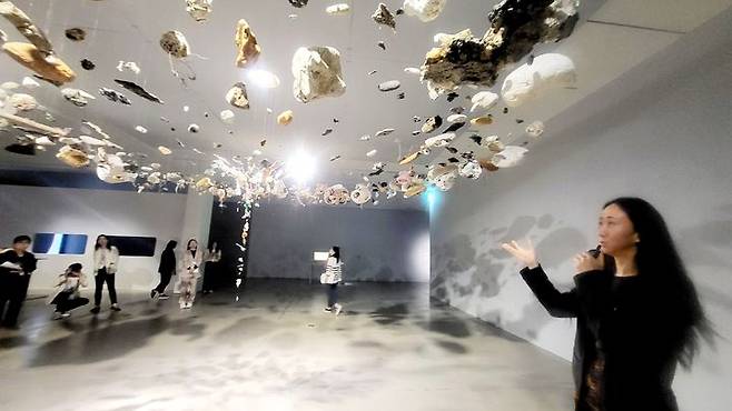 [사진=박현주미술전문기자] 장한나, 〈Being〉. 전국의 해안에서 수집한 500여 개의 뉴락으로 이루어진 대형 설치 작업이다. 다양한 플라스틱이 변형된 뉴 락들이 모여 하나의 거대한 구조물을 이루는데, 이는 마치 우주의 빅뱅을 연상시키듯 자본과 인간의 욕망을 은유한다 *재판매 및 DB 금지