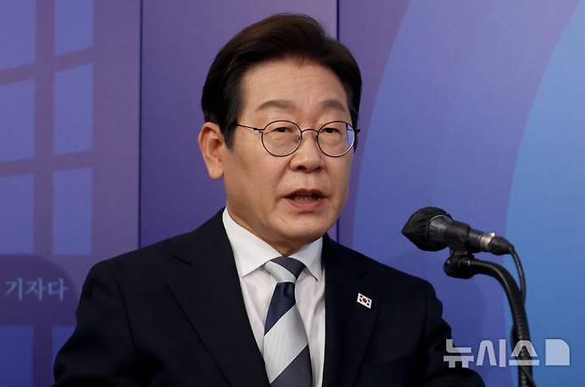 [서울=뉴시스] 국회사진기자단 = 이재명 제21대 대통령 선거 더불어민주당 경선 후보가 23일 서울 여의도 오마이TV 스튜디오에서 열린 오마이TV 초청 토론회에서 발언을 하고 있다. 2025.04.23. photo@newsis.com