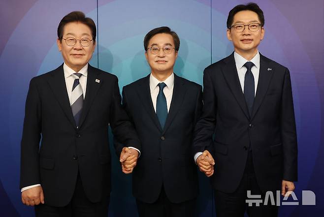 [서울=뉴시스] 국회사진기자단 = 이재명(왼쪽부터), 김동연, 김경수 제21대 대통령 선거 더불어민주당 경선 후보가 23일 서울 여의도 오마이TV 스튜디오에서 열린 오마이TV 초청 토론회 시작에 앞서 기념촬영을 하고 있다. 2025.04.23. photo@newsis.com
