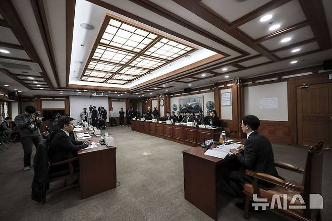 [과천=뉴시스] 정병혁 기자 = 조봉기 중앙선거관리위원회 조사국장이 14일 경기 과천시 중앙선거관리위원회에서 열린 제21대 대통령선거 허위사실공표 및 비방 대응 유관기관 업무협의회에서 발언하고 있다. 2025.04.15. jhope@newsis.com