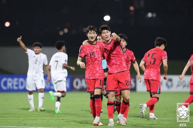 [서울=뉴시스] 10일(현지 시간) 사우디아라비아 킹 압둘라 스포츠시티 스타디움에서 열린 2025 AFC U-17 아시안컵 조별리그 C조 3차전 한국 대 예멘 경기에서 김은성(왼쪽)이 골을 넣고 기뻐하고 있다. 한국은 이날 경기에서 예멘을 1-0으로 꺾고 8강에 진출했다. (사진=대한축구협회 제공) 2025.04.11. photo@newsis.com *재판매 및 DB 금지