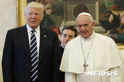 【바티칸= AP/뉴시스】 도널드 트럼프 미국 대통령이 26일(현지 시간) 바티칸에서 열리는 프란치스코 교황 장례식에 참석한다. 사진은 2017년 5월24일 바티칸을 방문한 트럼프 대통령과 포즈를 취한 프란치스코 교황. 2017.078.21