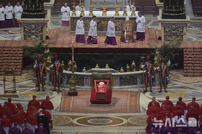[바티칸시국=AP/뉴시스] 23일(현지 시간) 바티칸의 성 베드로 대성당에 프란치스코 교황의 시신이 안치돼 있다. 프란치스코 교황의 시신은 사흘간 이곳에 안치돼 일반 신자들의 조문을 받는다. 2025.04.23.
