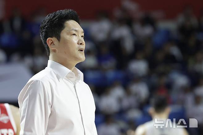 [서울=뉴시스] 최동준 기자 = 23일 서울 송파구 잠실학생체육관에서 열린 2024-2025 KBL 4강 플레이오프 수원 KT 소닉붐과 서울 SK 나이츠의 경기, SK 전희철 감독이 잠시 생각에 잠겨 있다. 2025.04.23. photocdj@newsis.com