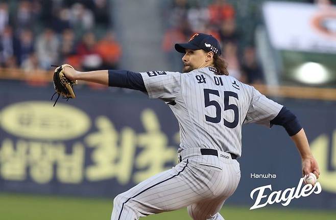 [서울=뉴시스] 프로야구 한화 이글스 라이언 와이스가 지난 10일 잠실구장에서 열린 2025 신한 쏠뱅크 KBO리그 두산 베어스와의 경기에 선발 등판해 투구하고 있다. (사진=한화 이글스 제공) 2025.04.10. *재판매 및 DB 금지