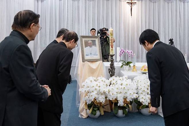 [서울=뉴시스]대만 라이칭더 총통이 지난 21일(현지 시간) 선종한 프란치스코 교황 장례식에 참석하지 않는다. 라이 총통이 23일 타이베이 교구 대성당에 마련된 교황의 빈소에서 애도를 전하는 모습. <사진출처: 라이 총통 페이스북>2025.04.23