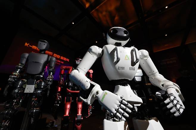 K-휴머노이드 연합 출범식에 에이로봇, 레이보우로보틱스, 로브로스, 블루로빈의 휴머노이드 로봇이 전시돼있다. 연합뉴스