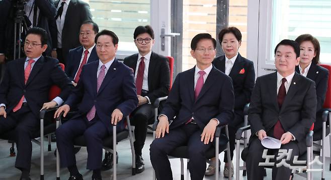 17일 서울 여의도 국민의힘 중앙당사에서 제21대 대통령선거 '1차 경선 토론회 미디어데이' 행사가 열렸다. 이날 대선 경선 후보 8명(안철수 의원, 김문수 전 고용노동부 장관, 유정복 인천시장, 이철우 경북도지사, 나경원 의원, 양향자 전 의원, 한동훈 전 대표, 홍준표 전 대구시장)이 각각 A, B 토론 조를 정할 예정이다. 사진은 행사에 앞서 좌석에서 대기중인 대선주자들. 윤창원 기자