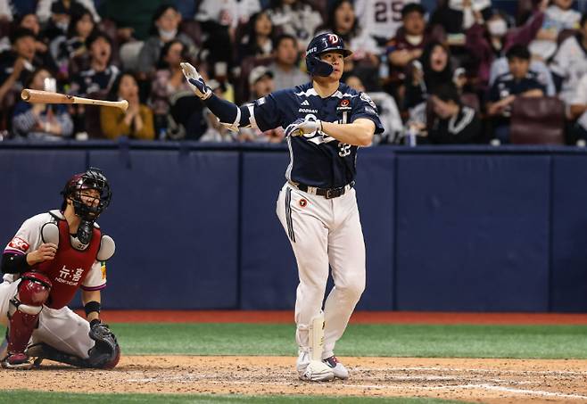 두산 김재환이 22일 키움과 원정에서 9회초 1점 홈런을 날린 뒤 타구를 응시하고 있다. 두산
