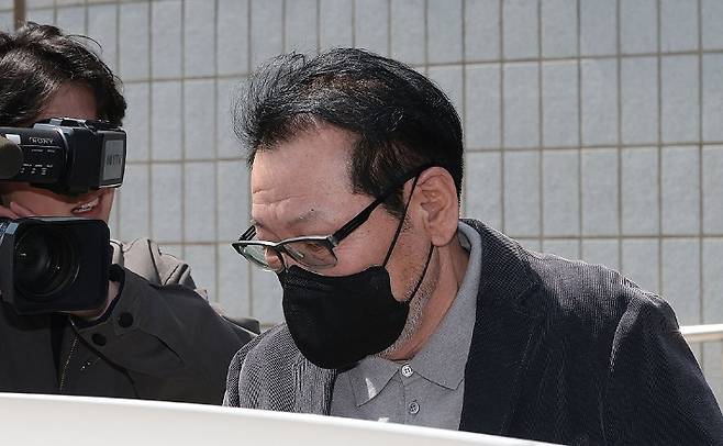 2018년 지방선거 당시 불법 정치자금을 수수한 혐의로 기소된 무속인 '건진법사' 전성배 씨가 7일 서울 양천구 남부지방법원에서 열린 불법 정치자금 수수 의혹 관련 재판을 마친 뒤 법원 청사를 나와 차량에 탑승하고 있다. 연합뉴스