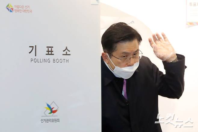 앞선 선거에서 투표하고 나오는 황 전 총괄대표. 윤창원 기자