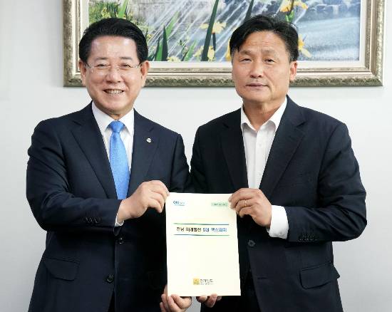 김영록 전라남도지사가 23일 서울 국회에서 김영진 더불어민주당 의원과 면담을 갖고 '전남 미래발전 5대 핵심과제' 및 '지역 핵심 사업' 등 도 현안 해결을 위한 협조를 요청하고 있다. 전남도 제공