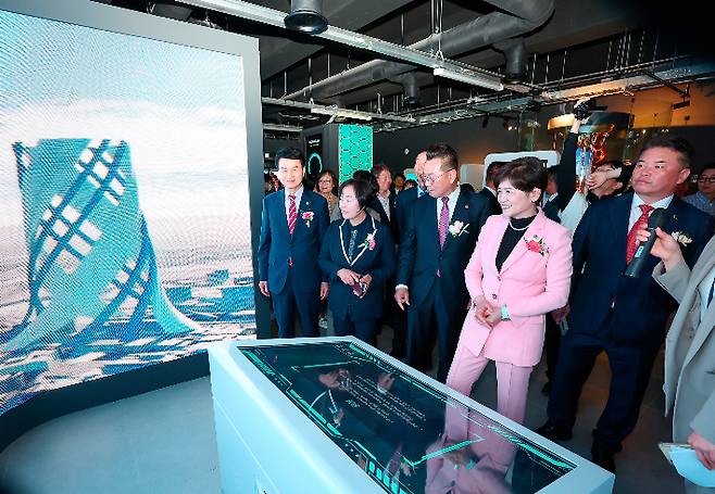 강은희 대구시교육감과 시의회 교육위원 등이 미래교육센터 내부를 둘러보고 있다. 시교육청 제공