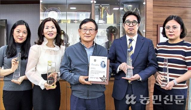 경기 안성 일죽농협 유동현 조합장(가운데)과 박현희 방은지점장(왼쪽 두번째), 직원들이 그동안 보험분야에서 받은 각종 상을 들어 보이고 있다.