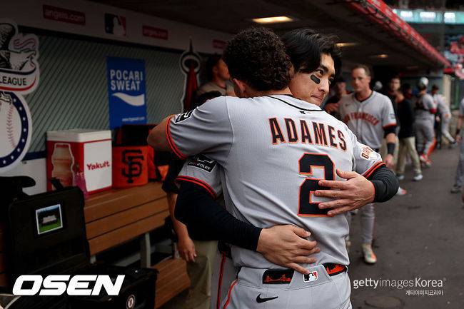 [사진] 샌프란시스코 이정후가 윌리 아다메스와 포옹하고 있다. ⓒGettyimages(무단전재 및 재배포 금지)