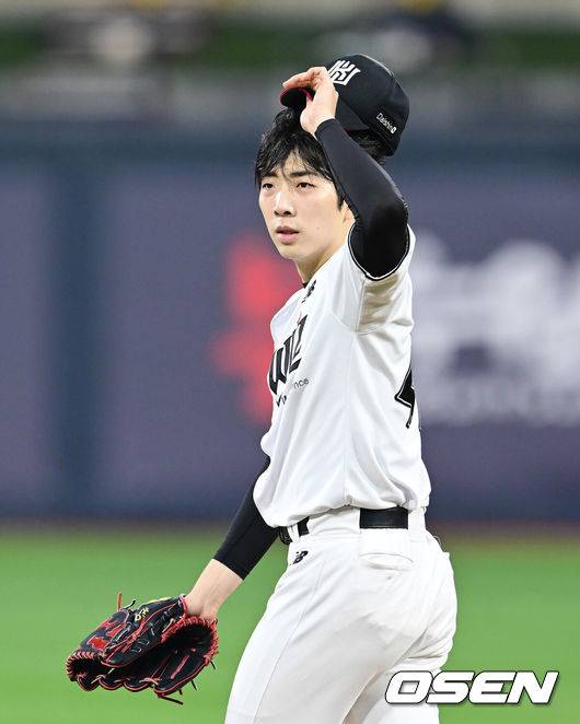 [OSEN=수원, 김성락 기자] 22일 오후 수원 KT위즈파크에서 ‘2025 신한 SOL Bank KBO리그’ KT 위즈와 SSG 랜더스의 경기가 열렸다.홈팀 KT는 오원석, 원정팀 SSG는 김광현을 선발로 내세웠다. 1회초 마운드에 오른 KT 선발 오원석이 SSG 더그아웃을 향해 미소짓고 있다. 2025.04.22 / ksl0919@osen.co.kr