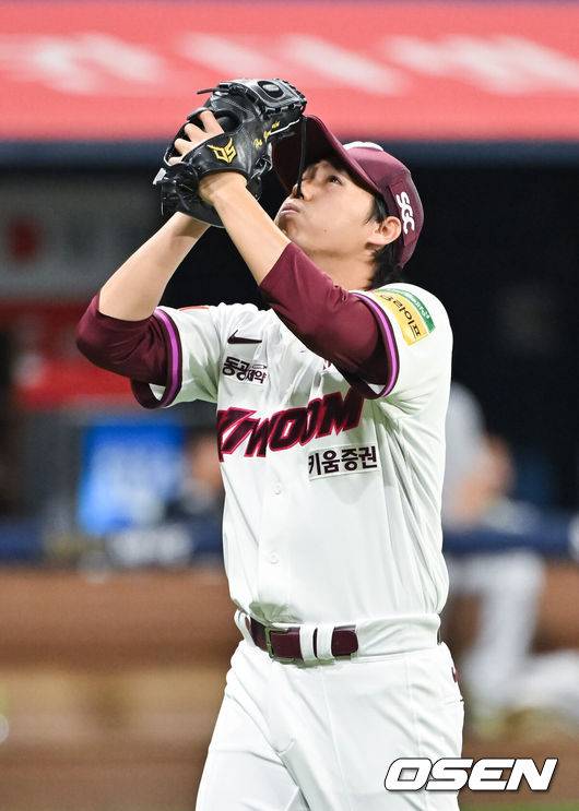 [OSEN=고척, 박준형 기자] 22일 오후 서울 고척스카이돔에서 ‘2025 신한 SOL BANK KBO리그’ 키움 히어로즈와 두산 베어스의 경기가 진행됐다.이날 키움은 하영민을 두산은 최승용을 선발투수로 내세웠다.7회초 이닝종료 후 키움 선발투수 하영민이 세리머니를 하며 마운드를 내려가고 있다.   2025.04.22 / soul1014@osen.co.kr