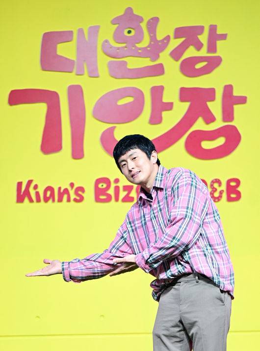 [OSEN=최규한 기자] 15일 오전 서울 JW 메리어트 동대문 스퀘어 서울에서 넷플릭스 '대환장 기안장' Part 2 ‘절찬리 영업중’ 기자간담회가 열렸다.'대환장 기안장'은 기안적 낭만이 가득한 울릉도 기안장에서 기안84, BTS 진, 지예은이 숙박객들과 펼치는 기상천외한 신개념 민박 버라이어티다.방송인 기안84가 포토타임을 하고 있다. 2025.04.15 / dreamer@osen.co.kr