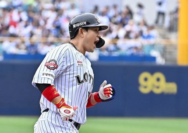 [OSEN=대구, 이석우 기자] 20일 대구삼성라이온즈파크에서 2025 신한 SOL 뱅크 KBO 리그 삼성 라이온즈와 롯데 자이언츠의 경기가 열렸다. 홈팀 삼성은 후라도가, 방문팀 롯데는 나균안이 선발 출전했다. 롯데 자이언츠 유강남이 2회초 1사 1루 좌중월 2점 홈런을 치고 환호하고 있다. 2025.04.20 / foto0307@osen.co.kr