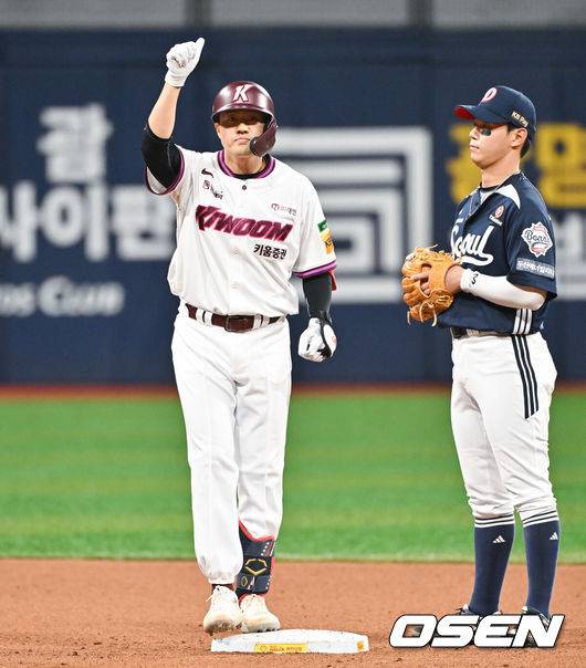 [OSEN=고척, 박준형 기자] 22일 오후 서울 고척스카이돔에서 ‘2025 신한 SOL BANK KBO리그’ 키움 히어로즈와 두산 베어스의 경기가 진행됐다.이날 키움은 하영민을 두산은 최승용을 선발투수로 내세웠다.2회말 1사 1,2루 키움 오선진이 선취 1타점 적시 2루타를 날리고 세리머니를 하고 있다.  2025.04.22 / soul1014@osen.co.kr