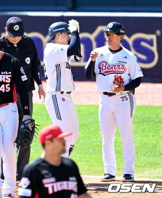 [OSEN=잠실, 이대선 기자] 20일 오후 서울 잠실야구장에서 2025 신한 SOL Bank KBO리그 두산 베어스와 KIA  타이거즈의 경기가 열렸다.두산은 잭로그, KIA는 네일을 선발 투수로 내세웠다.2회말 2사에서 두산 박준순이 내야안타를 치고 환호하고 있다. 2025.04.20 /sunday@osen.co.kr