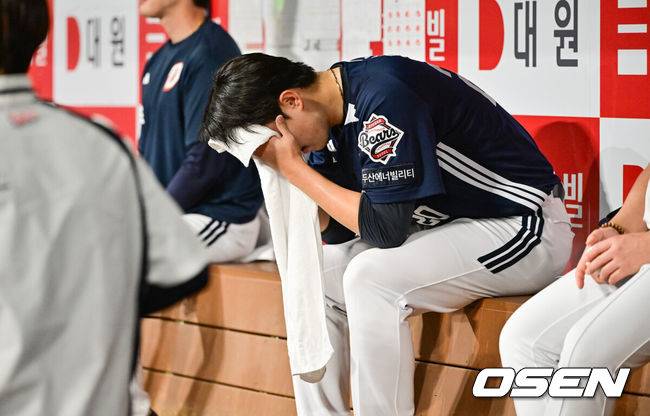 [OSEN=고척, 박준형 기자] 23일 오후 서울 고척스카이돔에서 ‘2025 신한 SOL BANK KBO리그’ 키움 히어로즈와 두산 베어스의 경기가 진행됐다.이날 키움은 김윤하를, 두산은 김유성을 선발투수로 내세웠다.4회말 벤치클리어링 이후 강판된 두산 김유성이 벤치에서 아쉬워하고 있다. 2025.04.23 /