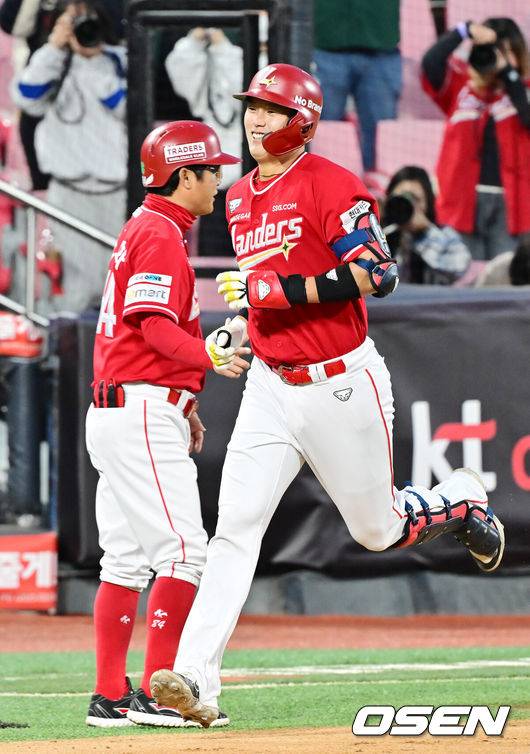 [OSEN=수원, 민경훈 기자] 23일 오후 수원 KT위즈파크에서 ‘2025 신한 SOL Bank KBO리그’ KT 위즈와 SSG 랜더스의 경기가 열렸다.홈팀 KT는 쿠에바스, 원정팀 SSG는 화이트를 선발로 내세웠다. 3회초 SSG 선두타자로 나온 조형우가 좌월 솔로 홈런을 때린 후 그라운드를 돌고 있다. 2025.04.23 / rumi@osen.co.kr