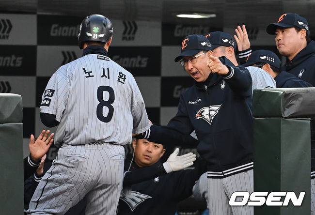 [OSEN=부산, 이석우 기자] 23일 부산 사직야구장에서 2025 신한 SOL 뱅크 KBO 리그 롯데 자이언츠와 한화 이글스의 경기가 열렸다. 홈팀 롯데는 반즈, 방문팀 한화는 와이스가 선발 출전했다.한화 이글스 노시환이 1회초 1사 만루 이진영의 우익수 오른쪽 2타점 2루타때 득점을 올리고 축하를 받고 있다. 2025.04.23 / foto0307@osen.co.kr
